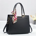 Borsa a secchiello in pelle litchi nera con foulard e dettaglio logo dorato - L29cm P12cm A24cm / Nero