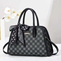 Borsa a tracolla minimalista a scacchi con sciarpa decorativa e manici superiori - Nero