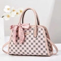 Borsa a tracolla a scacchi rosa e bianca con sciarpa di seta e manici in pelle - Rosa