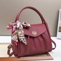 Detail der weinroten Handtasche mit Falten, Seidentuch und goldener Schnalle - L26 B14 H21 / Rot