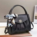 Schwarze Handtasche aus Leder mit goldener Schließe und elegantem buntem Seidenschal - L26 B14 H21 / Schwarz