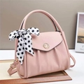 Rosa Faltenhandtasche mit goldenem M-Logo, Litschi-Struktur und gepunktetem Seidentuch - L26 B14 H21 / Rosa