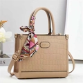 Dettaglio borsa tote in pelle goffrata coccodrillo con foulard e logo inciso - Cachi