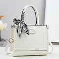 Elegante borsa bianca a mano con motivo pietra, tracolla e dettaglio foulard - Bianco Sporco