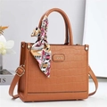 Elegante borsa a mano marrone coccodrillo con foulard e accessori in metallo dorato - Giallo Terra