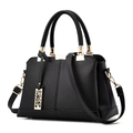 Bolso de mano de cuero granulado negro con herrajes dorados y correa ajustable al hombro - Negro