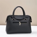 Détail du sac seau en cuir grainé noir montrant la fermeture éclair et les ferrures dorées - Noir