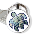 Détail du porte-clés tortue colorée sous dôme de verre avec anneau en métal argenté - Tortue de Mer Estompée Tons Froids (JY007416-14)