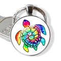 Gros plan détaillé d'un porte-clés en métal argenté avec une tortue de mer colorée tie-dye - Tortue de Mer Dynamique Tie-dye (JY007416-13)