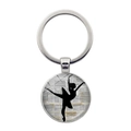 Dettaglio macro del portachiavi ballerina con sfondo di spartito musicale vintage - Stile Ballerina Silhouette Sfondo Giornale Vintage (JY007572-7)