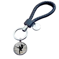 Dettaglio ciondolo silhouette ballerina con portachiavi in pelle intrecciata a mano - Posa con Sfondo di Spartito (JY007575-7)