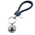 Dettaglio portachiavi silhouette ballerina con corda in pelle e ciondolo spartito - Silhouette di Ballerina su Spartito Vintage (JY007575-6)