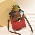 Modische rote Stepptasche mit brauner Klappe und Seidenschal-Akzent am Griff - Weinrot/Kaffee