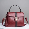 Grote retro donkerrode handtas met bruine riem en elegante goudkleurige metalen accenten - Rood