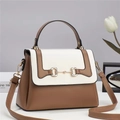 Bolso bandolera para mujer en diseño bicolor marrón y blanco con detalle metálico de bocado - Albaricoque