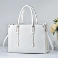 Détail du sac seau blanc avec texture cuir grainé et finitions métalliques dorées - Blanc Cassé
