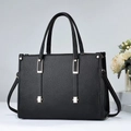 Sac seau chic en cuir litchi noir avec ferrures dorées et bandoulière amovible élégante - Noir