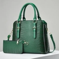 Détails macro du sac cabas vert foncé à motif crocodile et sa petite pochette - Vert