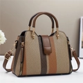Bolso de lona a rayas en contraste con asas de cuero y correa de hombro ajustable - Caqui