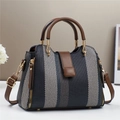 Bolso de lona en contraste con correas de cuero marrón y accesorios dorados de lujo - Negro