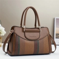 Détail du sac cabas bicolore avec texture tissée, poignée en cuir et logo FASHION - Marron