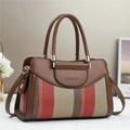 Sac cabas à rayures bicolores avec détails en cuir et ferrures dorées sur fond sobre - Rouge