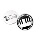 Détail de la broche ronde piano cœur avec finition brillante et fermoir argenté sécurisé - Touches de Piano Noir Blanc (JY007517-11)