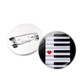Broche ronde touches de piano avec cœur rouge et fermoir en métal argenté poli - Style Clavier avec Cœur Rouge (JY007517-9)