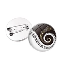 Détail macro de la broche ronde piano montrant le design avant et l'attache arrière - Clavier Spirale Étoilé (JY007517-8)