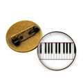 Vista dettagliata fronte e retro di una spilla rotonda con tastiera di pianoforte e base bronzo - Tastiera di Pianoforte Stile Classico (JY007518-12)