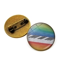 Dettaglio della spilla vintage pianoforte con retro in metallo bronzo e spilla di sicurezza - Tastiera Sfumata Arcobaleno Stile (JY007518-10)