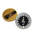 Dettaglio spilla a tastiera di pianoforte con base in bronzo e spilla di sicurezza - Tastiera Attorno alla Chiave di Violino Stile (JY007518-7)