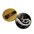 Dettaglio della spilla a tastiera di pianoforte a cuore con retro in bronzo e note - Tastiera di Pianoforte Chiave Dorata Stile (JY007518-6)