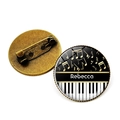 Spilla vintage a cuore con tastiera di pianoforte e note musicali con finitura in bronzo - Tastiera di Pianoforte Testo Rebecca Stile (JY007518-4)