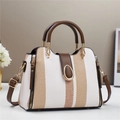 Bolso cubo retro en contraste con rayas marrones y detalles metálicos dorados - Blanco Roto