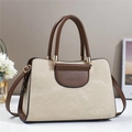 Dettaglio borsa a tracolla crema e marrone con logo FASHION inciso e manico - L30 P13 A20 / Bianco Sporco