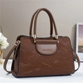 Dettaglio borsa in pelle goffrata marrone con logo FASHION e dettagli dorati - L30 P13 A20 / caffè