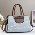 Elegante borsa a tracolla in pelle blu e marrone con trama macaron e logo moda - L30 P13 A20 / Grigio