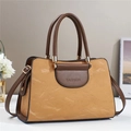 Borsa macaron bicolore con trama a pieghe e tracolla regolabile in un set fotografico - L30 P13 A20 / Giallo