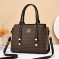 Sac fourre-tout vintage marron avec monogramme et bandoulière sur support blanc - Taille Unique / Café