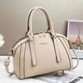 Beige Tragetasche aus Kunstleder mit Nietendetails und goldenen Metallakzenten - Khaki