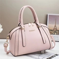 Hellrosa Handtasche aus genarbtem Leder in Arztkoffer-Form mit goldener Hardware - Rosa