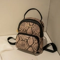 Mini-Handtasche im braun-schwarzen Schlangenmuster mit goldenem Logo und Reißverschluss - Schlangenmuster Rosa