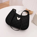 Sac hobo noir matelassé avec charme papillon blanc et anneaux dorés chic - Noir