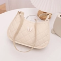 Sac lune blanc crème avec matelassage en losange et ornement papillon en métal chic - Blanc