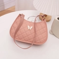 Sac hobo rose matelassé avec détail papillon et design élégant à bandoulière - Rose
