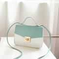Elegante borsa a tracolla bicolore menta e bianco con chiusura a scatto in metallo dorato - Blu