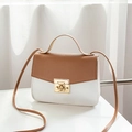 Borsa a tracolla bicolore marrone e bianco con fibbia in metallo dorato e trama in pelle - Marrone