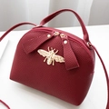 Borsa a tracolla in pelle bordeaux scuro con chiusura a ape dorata e texture - Borgogna