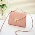 Hellrosa gewebte kleine quadratische Tasche mit goldenem Schloss und Griff für Damen - Rosa